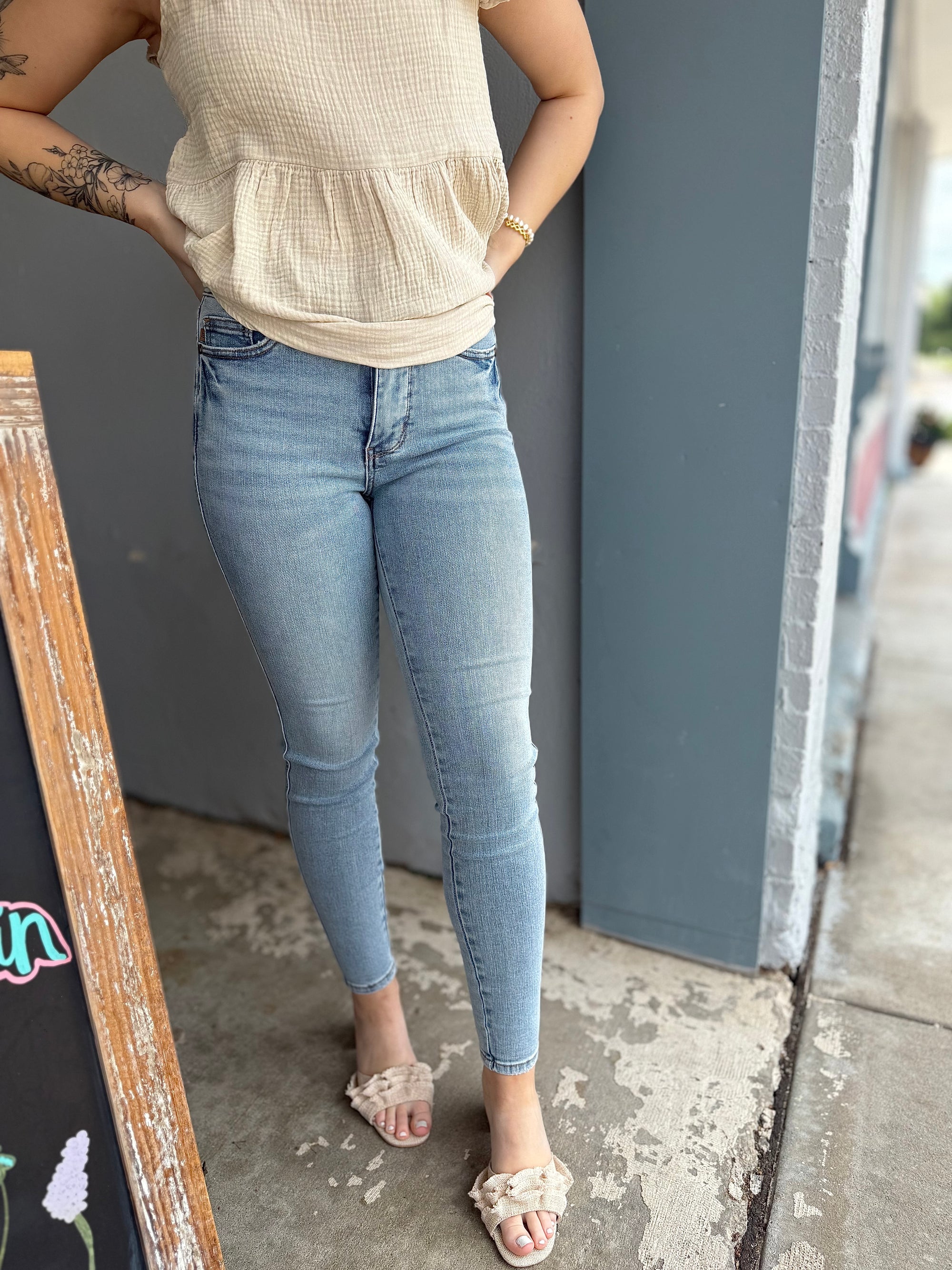 Judy Blue Mid Rise Light Wash Skinny Jean