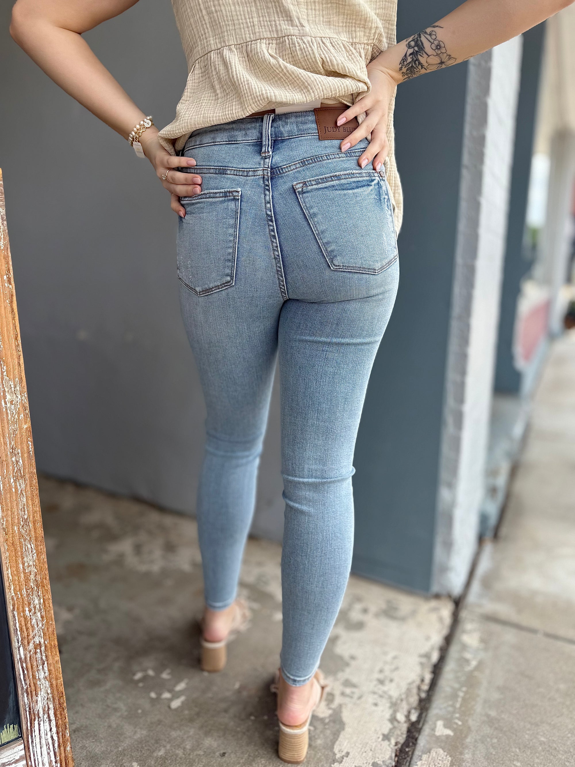 Judy Blue Mid Rise Light Wash Skinny Jean