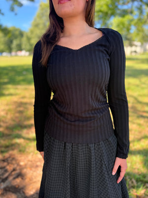 Doe & Rae Black Ribbed V-Neck Long Sleeve Top w/ Side Ruch