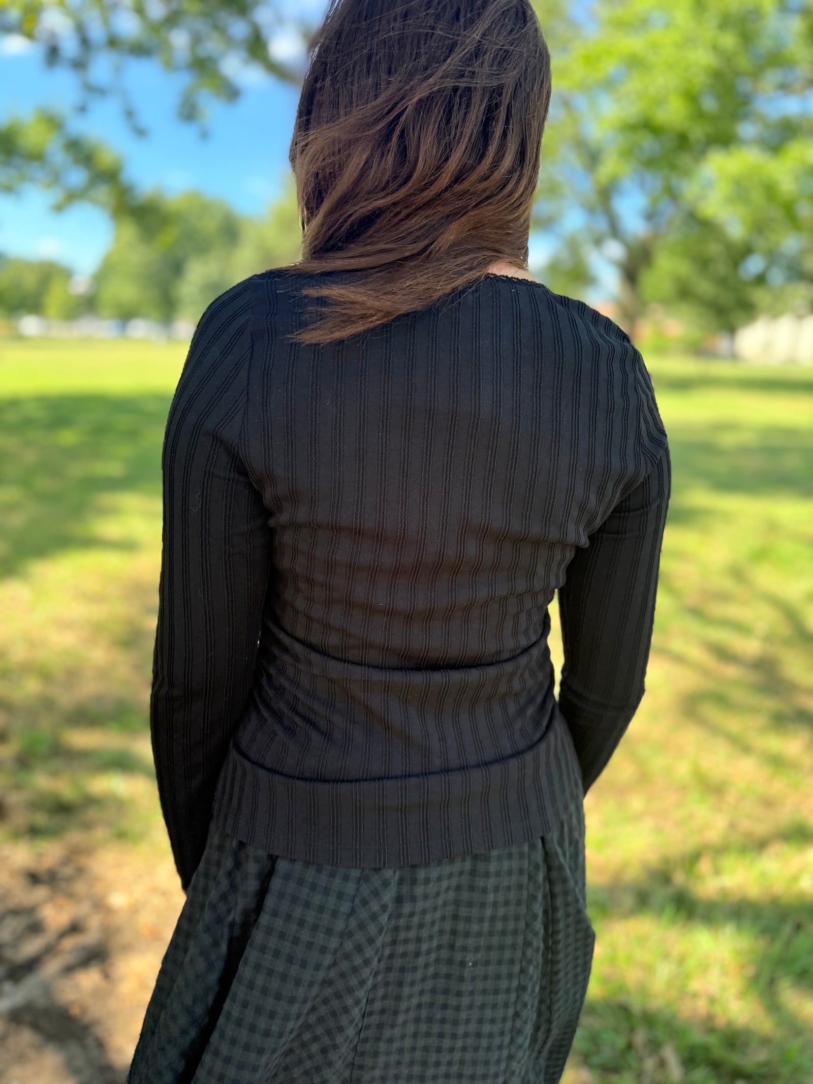 Doe & Rae Black Ribbed V-Neck Long Sleeve Top w/ Side Ruch