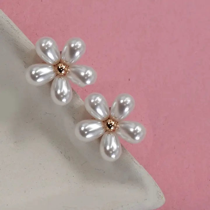 Pearl Daisy Flower Stud Earrings